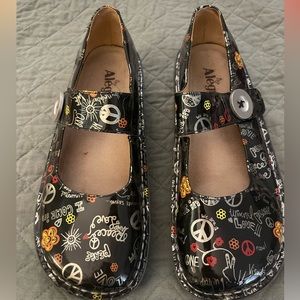 Alegria Mary Jane-style Patent Leather Shoe Black Red Peace Love